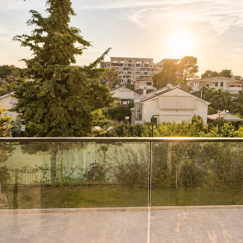 Balkon apartmánu s posezením a výhledem do zeleně