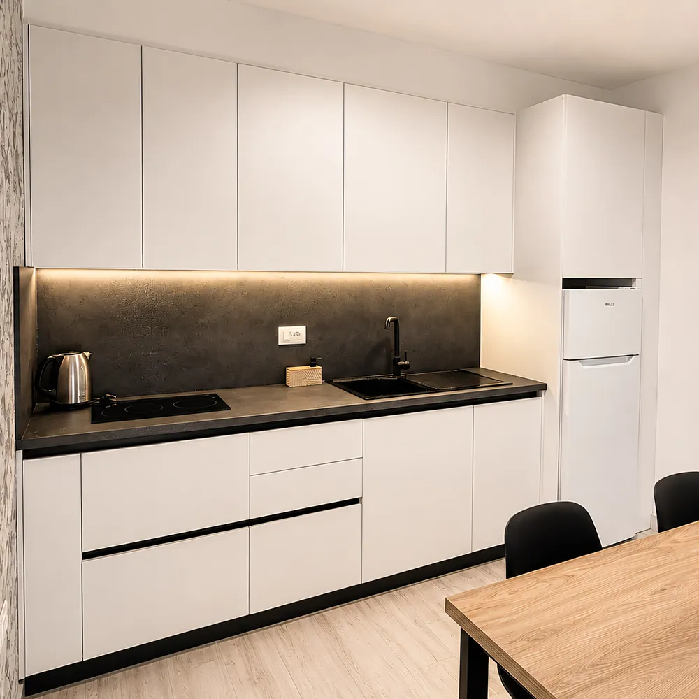 Moderní prakticky vybavená kuchyň v apartmánu s jídelním stolem