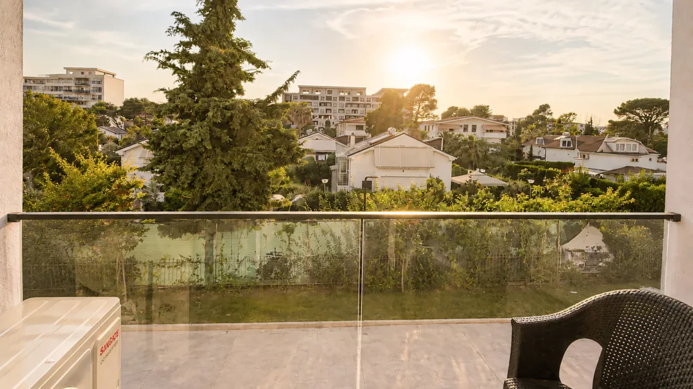 Balkon apartmánu s posezením a výhledem do zeleně